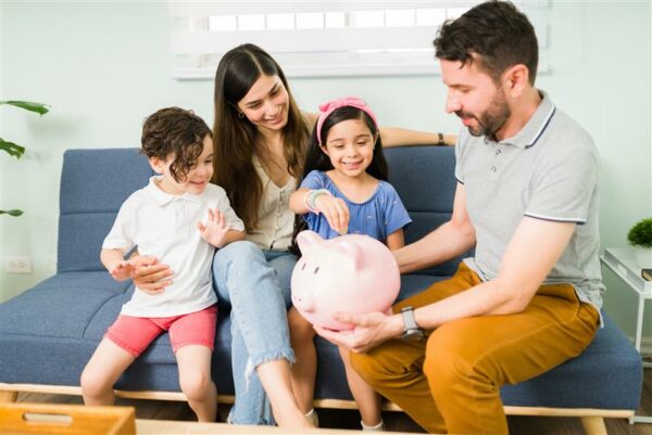 Cómo enseñar a tus hijos sobre el ahorro